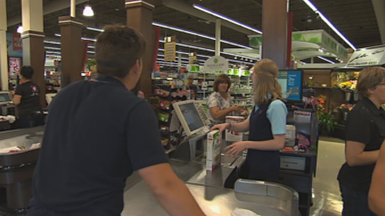 Des étudiants au travail dans une épicerie.