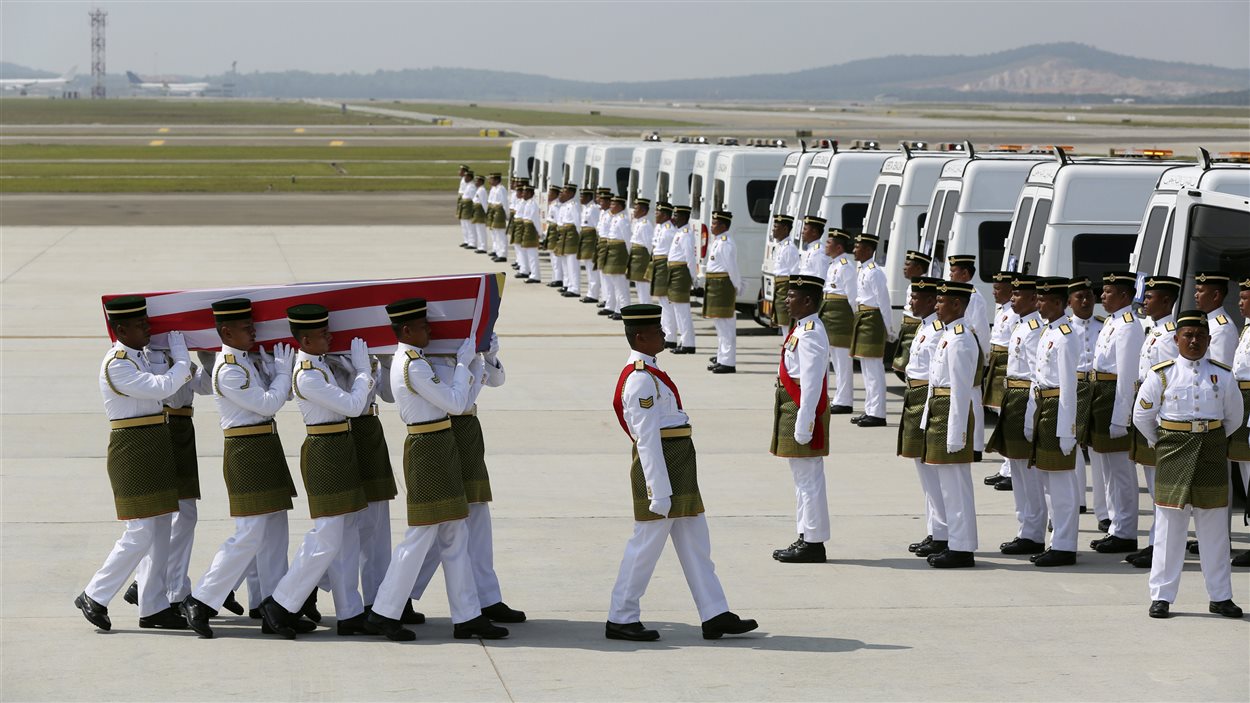 La cérémonie de rapatriement des premiers victimes de MH17 à l'aéroport de Sepang, en Malaisie, le 22 août 2014