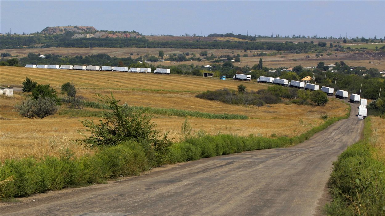 Des camions du convoi russe ont emprunté la route principale menant à Louhansk vendredi, après avoir franchi la frontière.