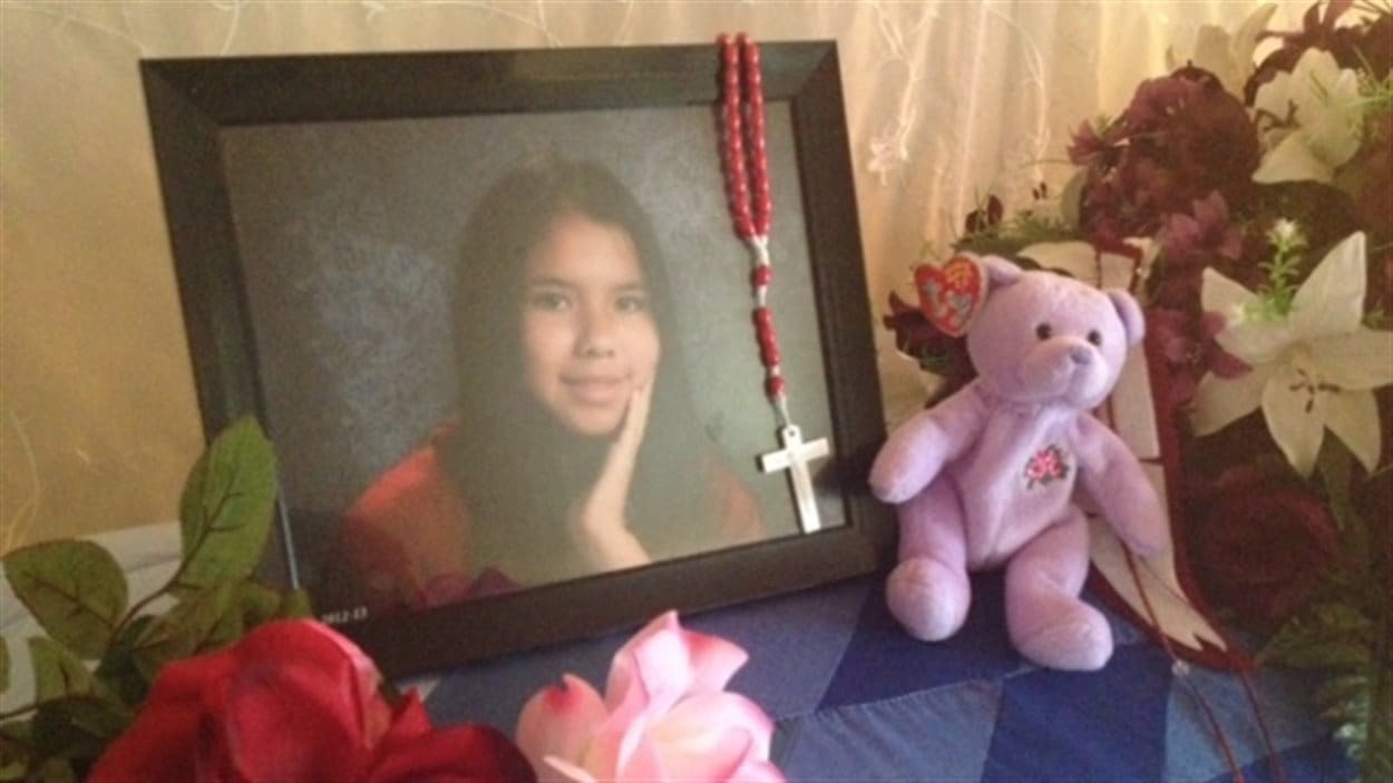 Une photo de la jeune Tina Fontaine est déposée sur son cercueil à Sagkeeng, sa communauté autochtone d'origine, le 22 août 2014.