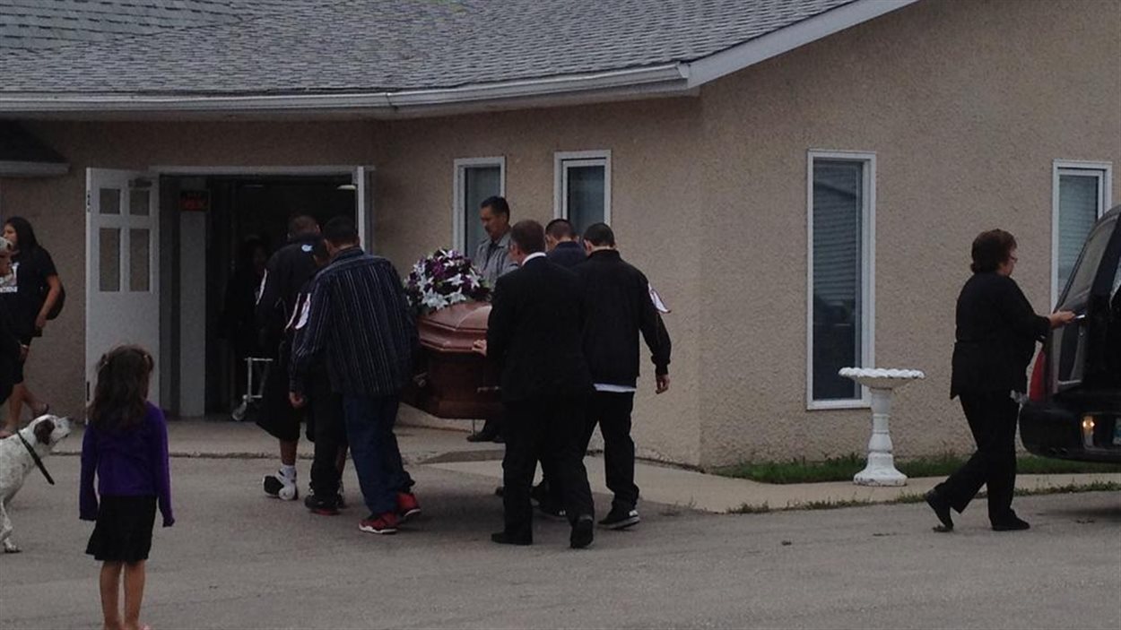 Des porteurs portent le cercueil de la dépouille de Tina Fontaine vers l'église, le 23 août 2014, dans la Première Nation de Sagkeeng, au Manitoba.