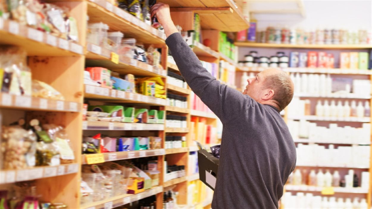 Un consommateur dans une pharmacie.