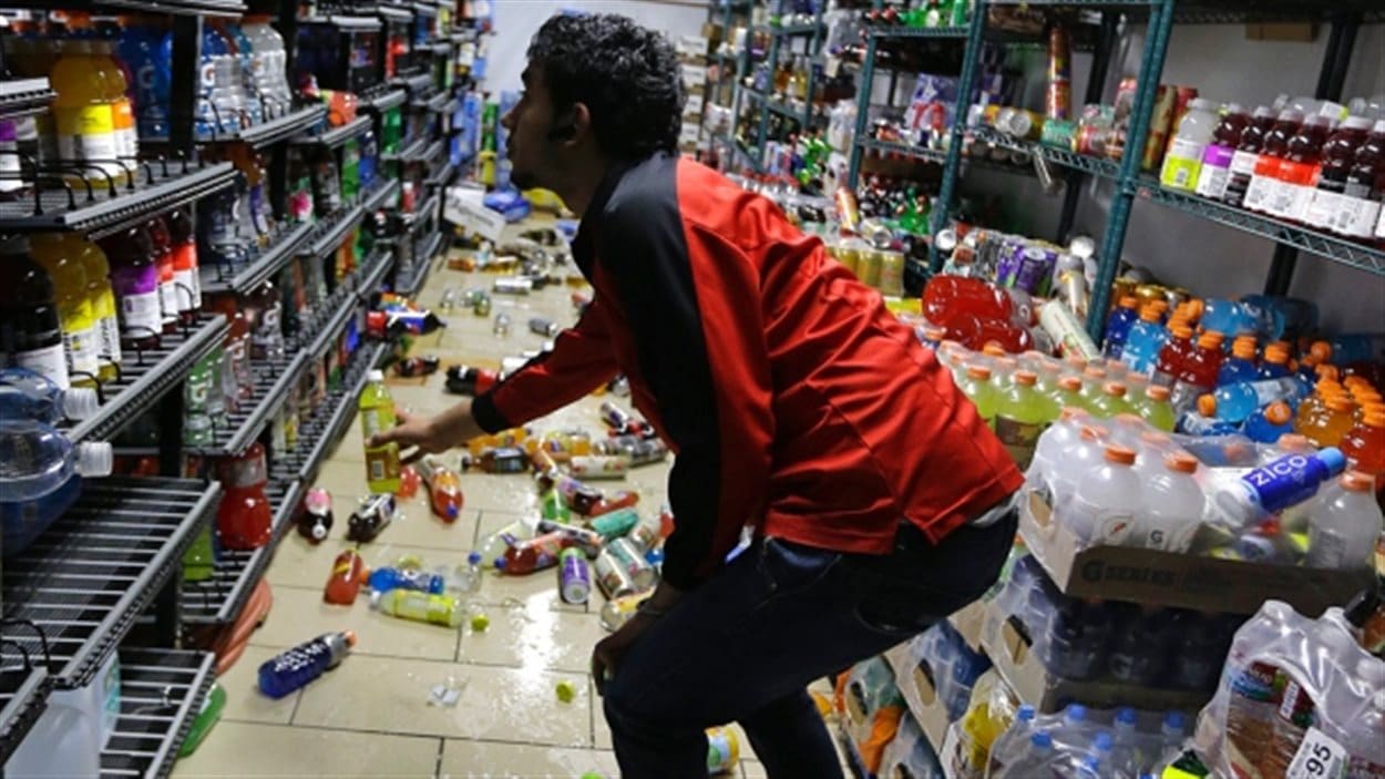 Gurbeer Singh nettoie les dégâts causés par le tremblement de terre dans son dépanneur 7-eleven, à American Canyon, en Californie.