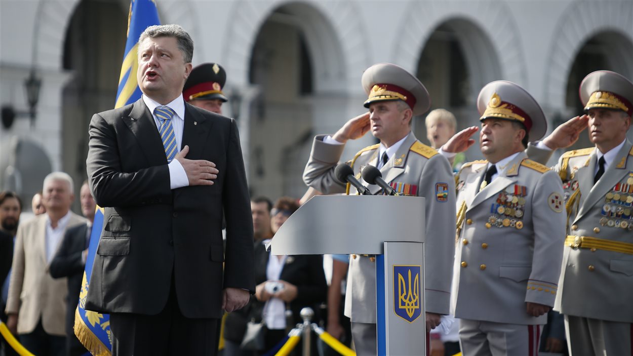 Le président Petro Porochenko chante l'hymne national ukrainien.