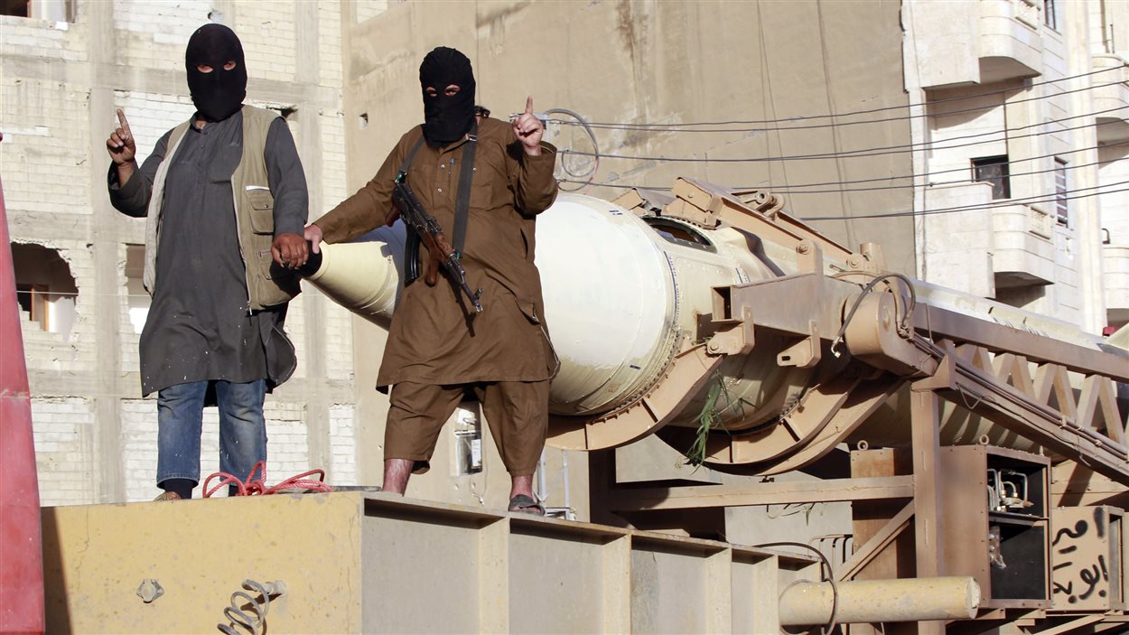 Des combattants de l'État islamique défilent dans les rues sur un lance-missile dans la province syrienne de Raqqa.