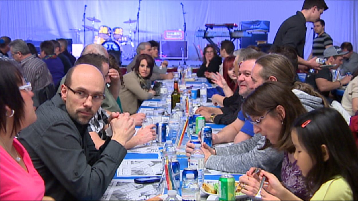 Des anciens élèves de l'École Saint-Joachim à La Broquerie réunis en 2013 lors du 25e anniversaire de l'établissement.