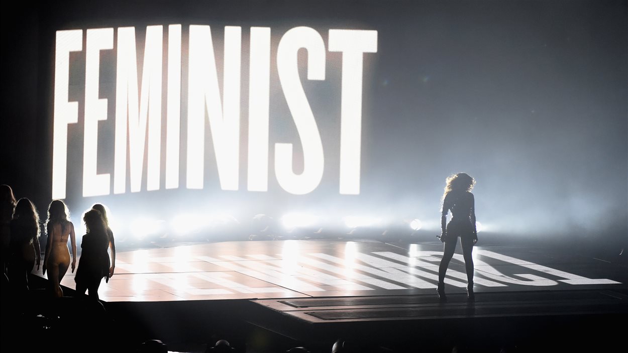 Beyoncé interprète « Flawless » aux MTV Video Music Awards 2014 devant une projection du mot « féministe ».