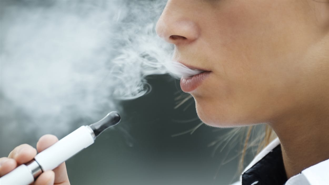 Une femme utilise une cigarette électronique