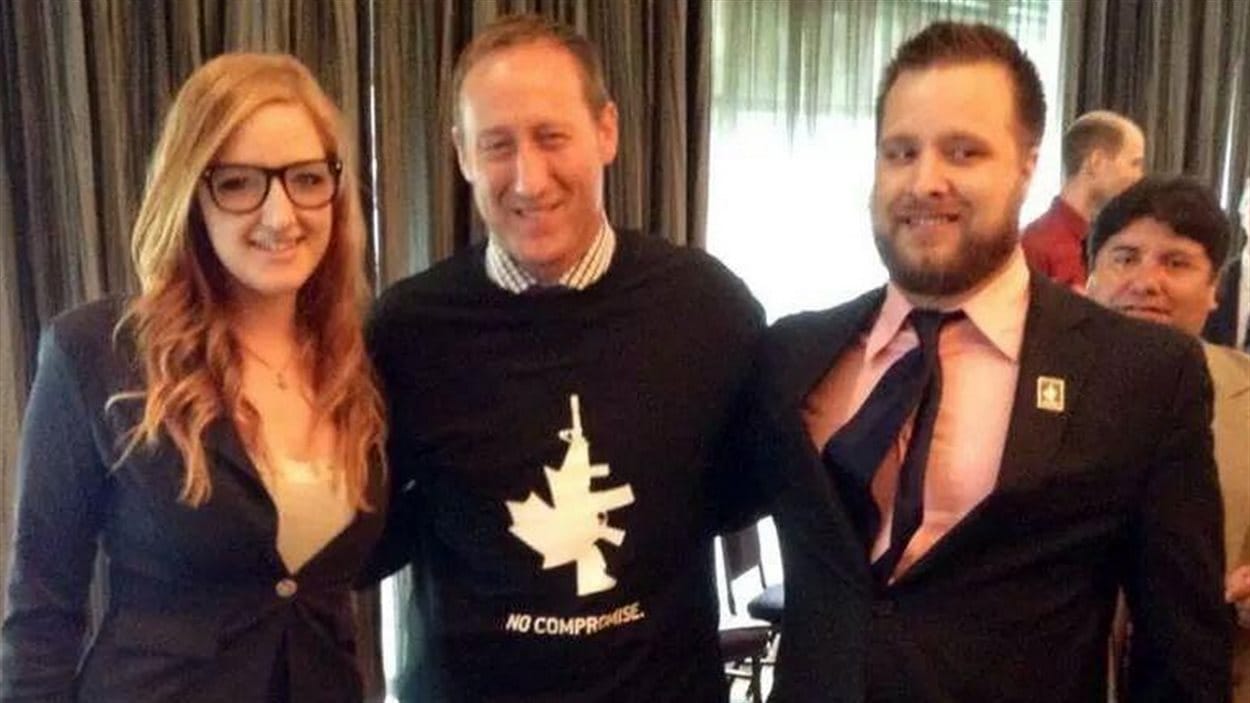 Peter MacKay, le ministre de la Justice du Canada, posant avec un chandail du lobby pro-armes NFA.