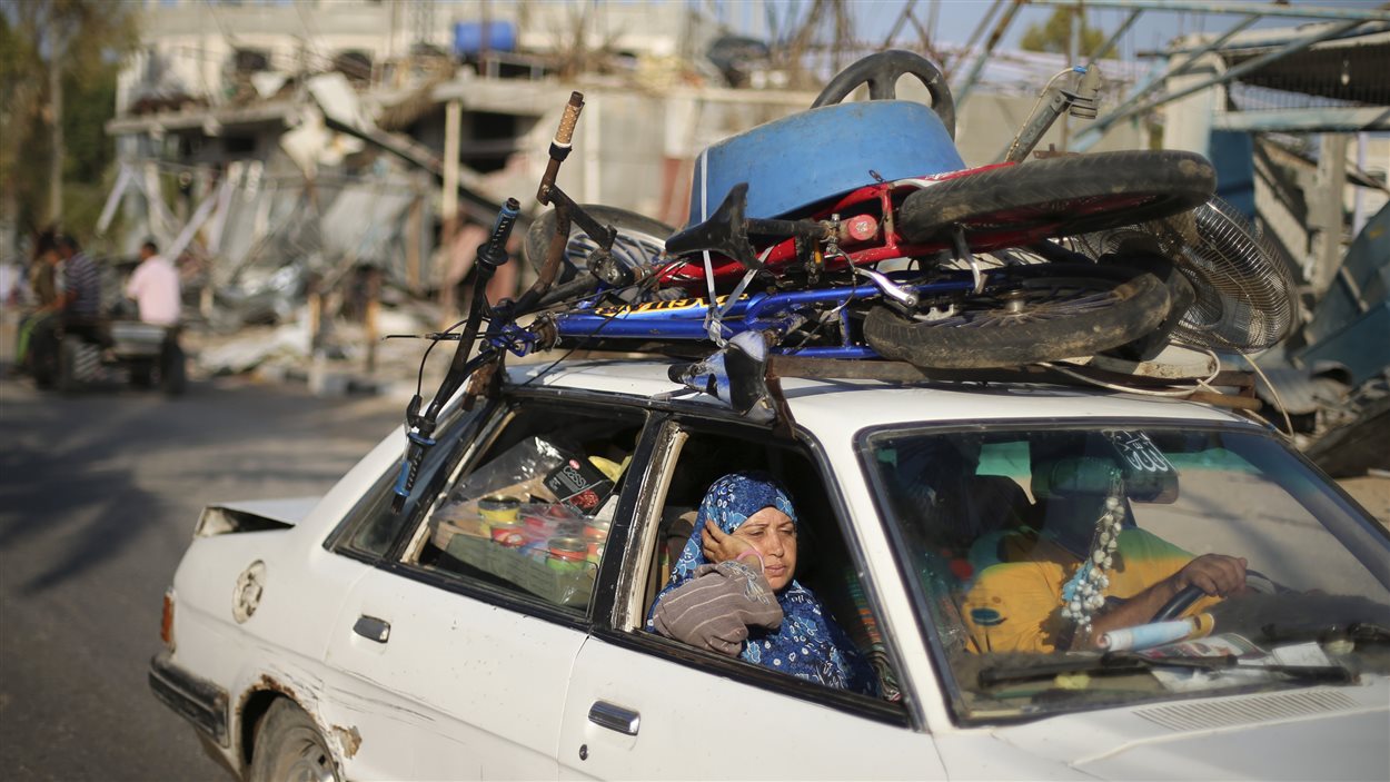 Des Gazaouis retournent chez eux après la trêve conclue entre Israël et le Hamas.