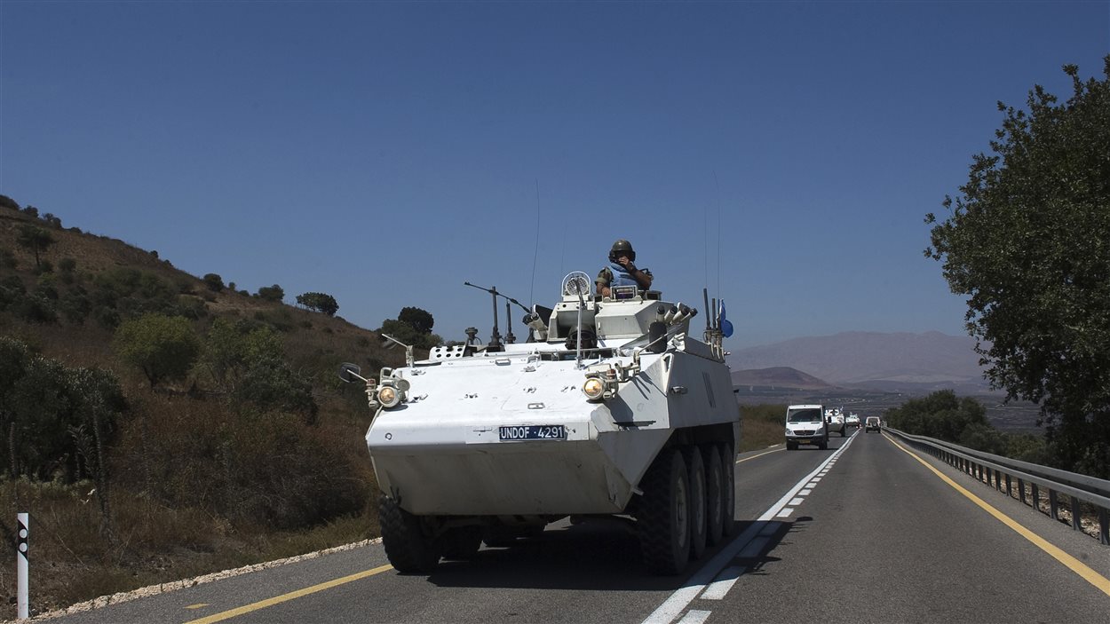 Un véhicule blindé de la (FNUOD) sur le plateau du Golan 