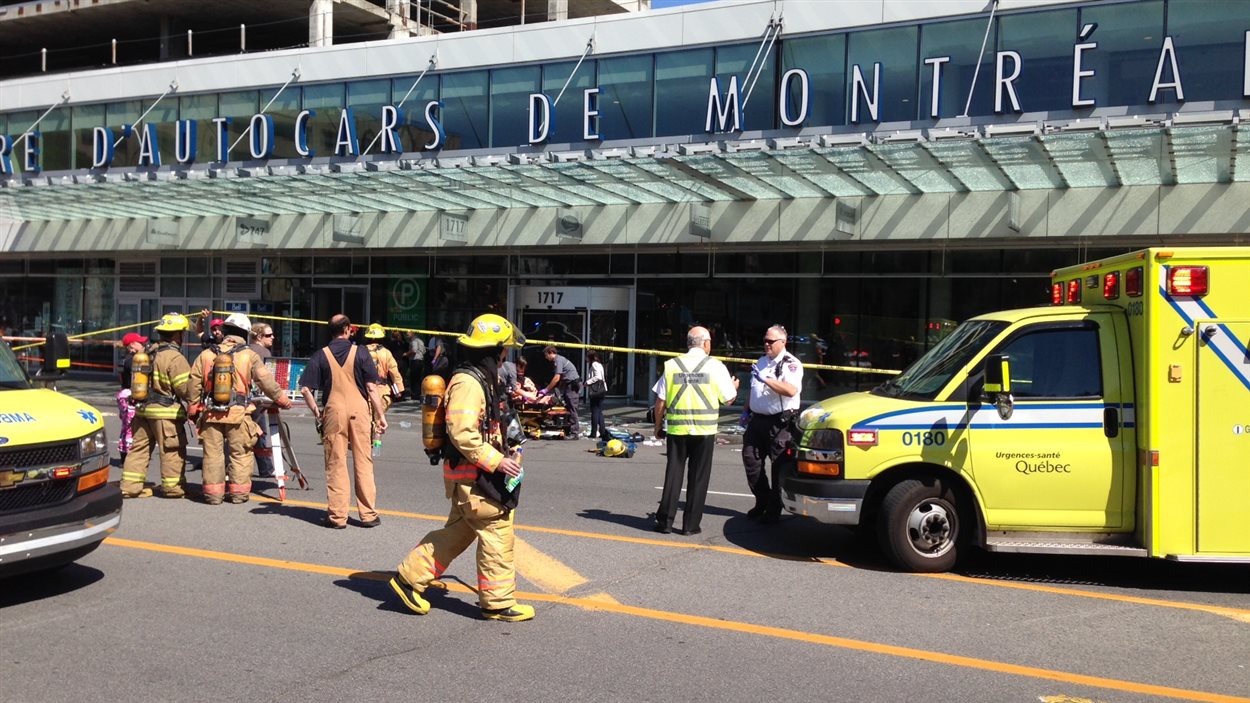 Le service des incendies et des ambulanciers devant l'entrée de la gare, le 29 août 2014