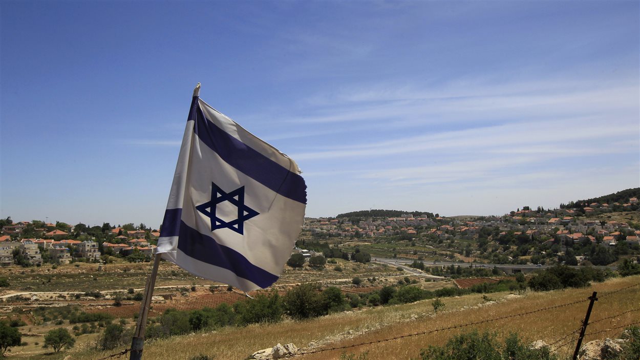 Des drapaux israéliens plantés dans la colonie de Gush Etzion (archives)