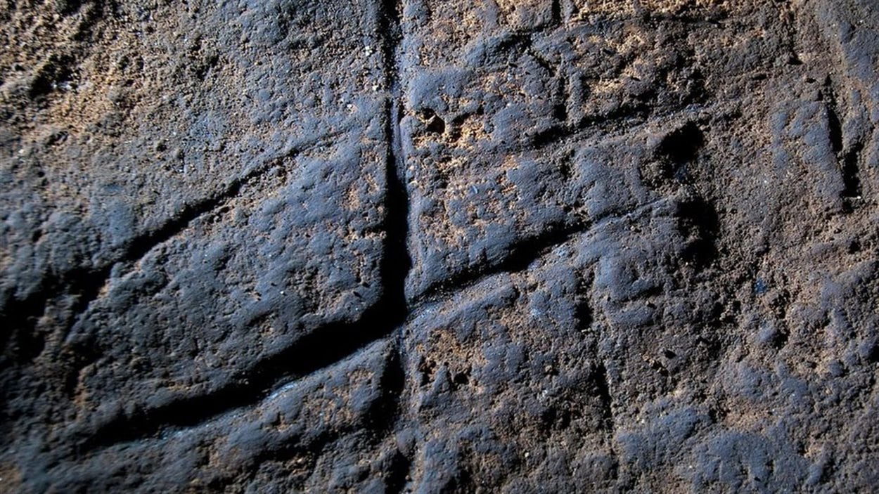 La gravure retrouvée dans la grotte de Gorham à Gibraltar