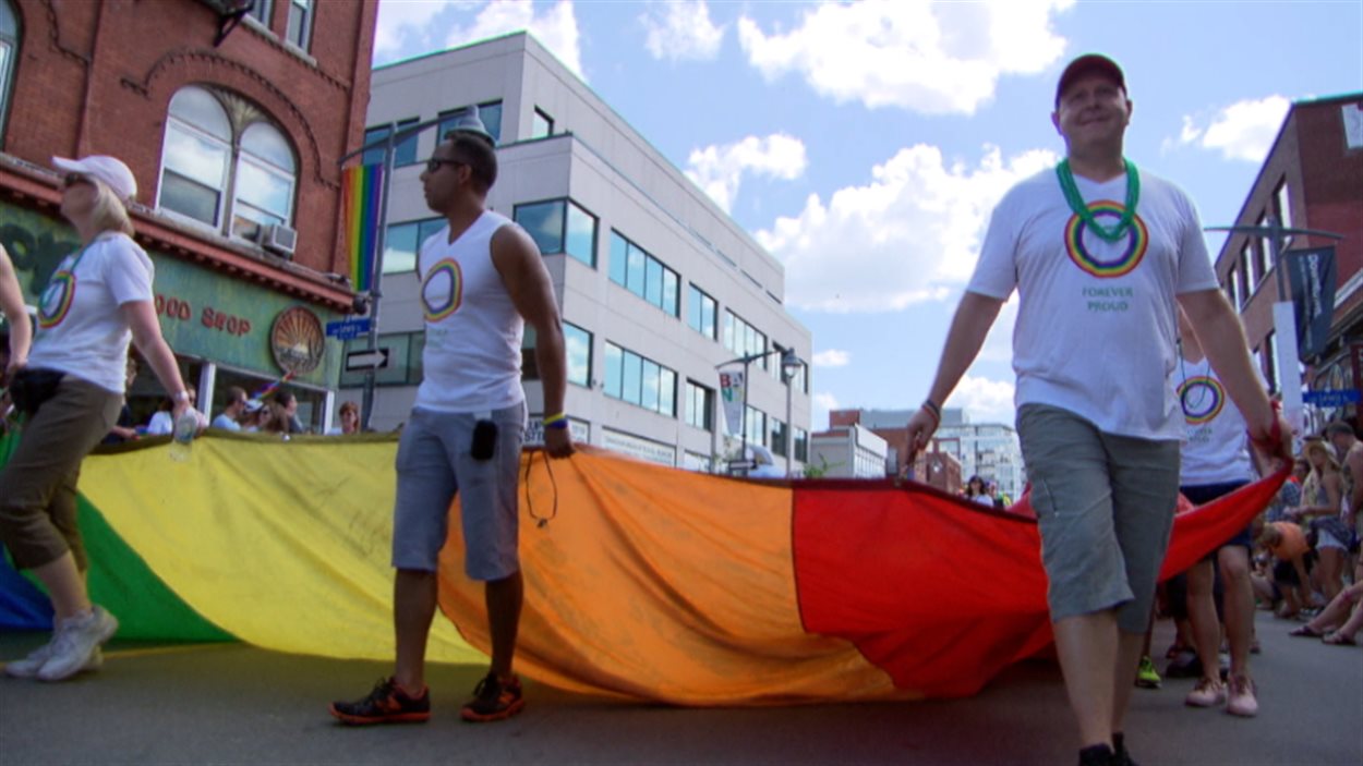 Des particpants au défilé de la fierté gaie d'Ottawa, le 24 août 2014.