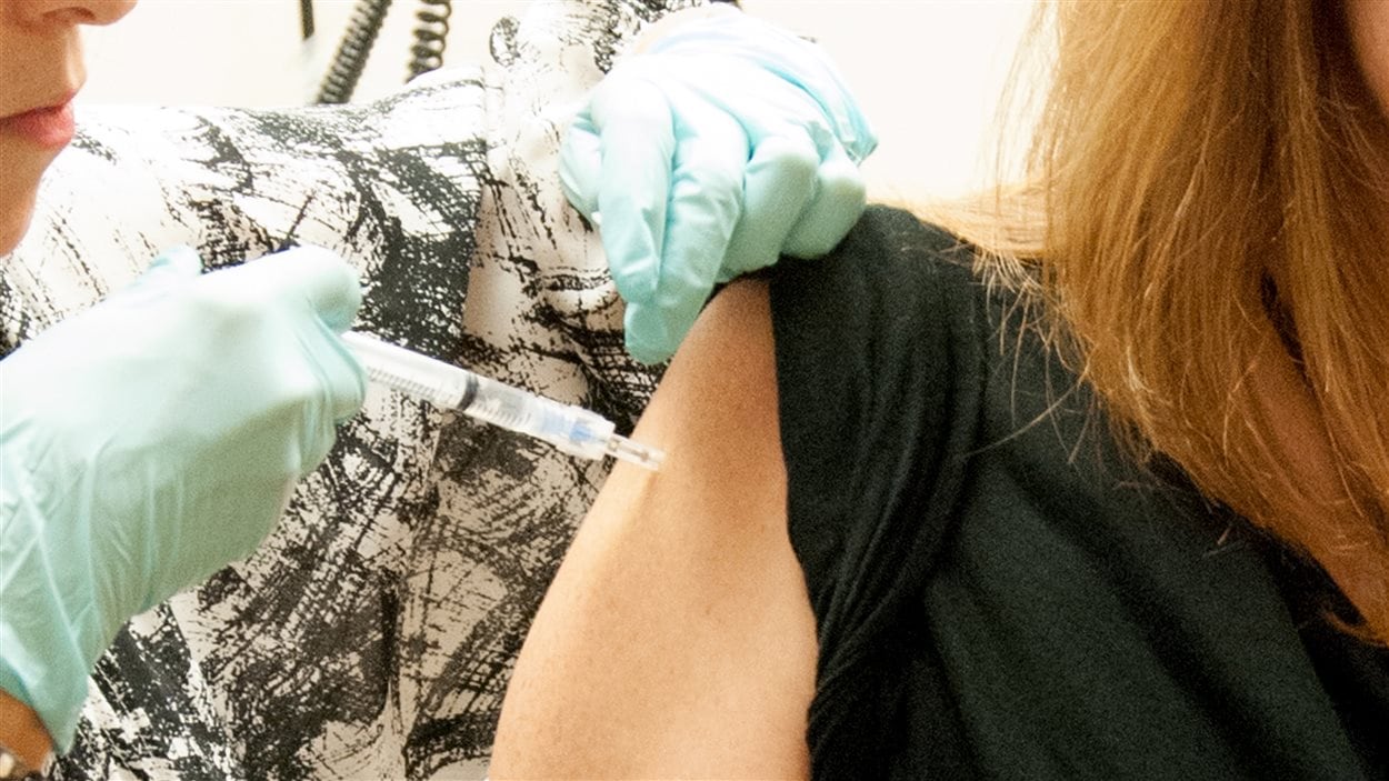 Une femme de 39 ans recevant une dose du vaccin expérimental contre l’Ebola