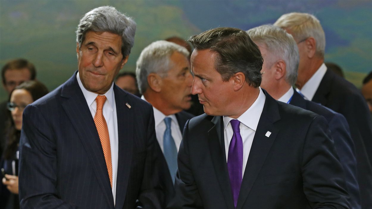 Le secrétaire d'État américain John Kerry et le premier ministre de la Grande-Bretagne, David Cameron.
