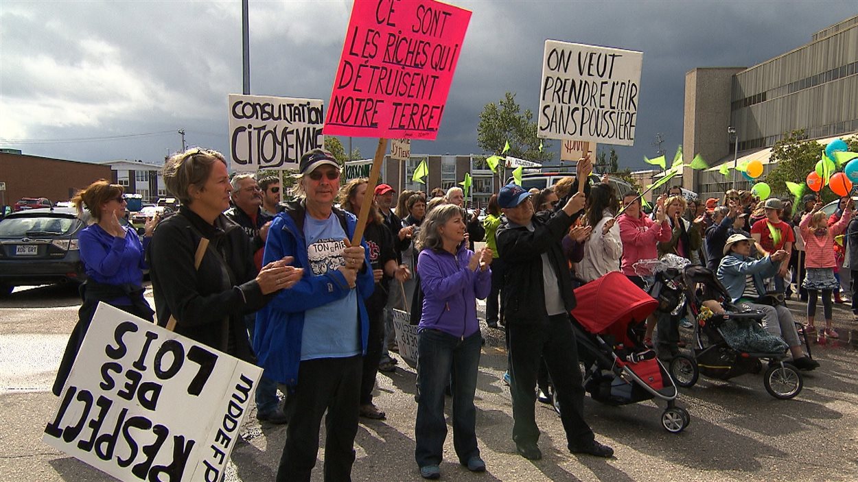 Des citoyens de Sept-Îles manifestent contre le projet de mine d'apatite du promoteur Mine Arnaud