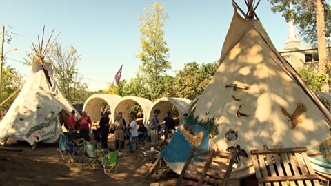 Le camp des manifestants de la communauté algonquine hors-réserve de Fort-Coulonge sur le chantier du projet de revitalisation de la rue Jacques-Cartier, à Gatineau, le 8 septembre 201