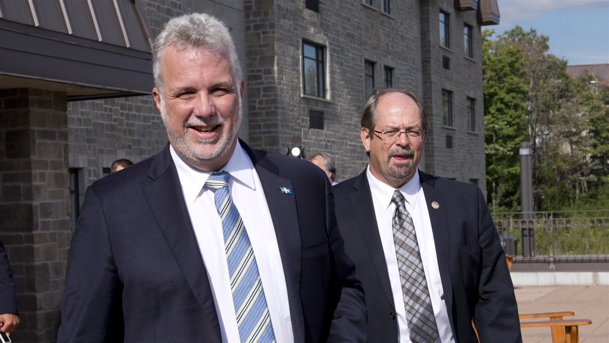 Le premier ministre du Québec, Philippe Couillard, et le ministre responsable des Affaires autochtones, Geoffrey Kelley.
