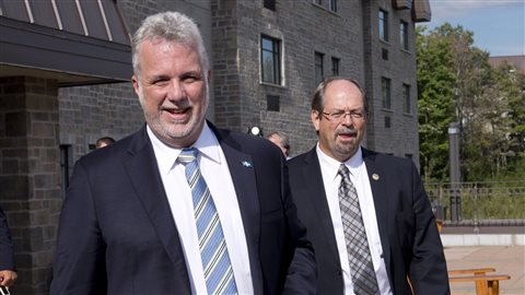 Le premier ministre du Québec, Philippe Couillard, et le ministre responsable des Affaires autochtones, Geoffrey Kelley.