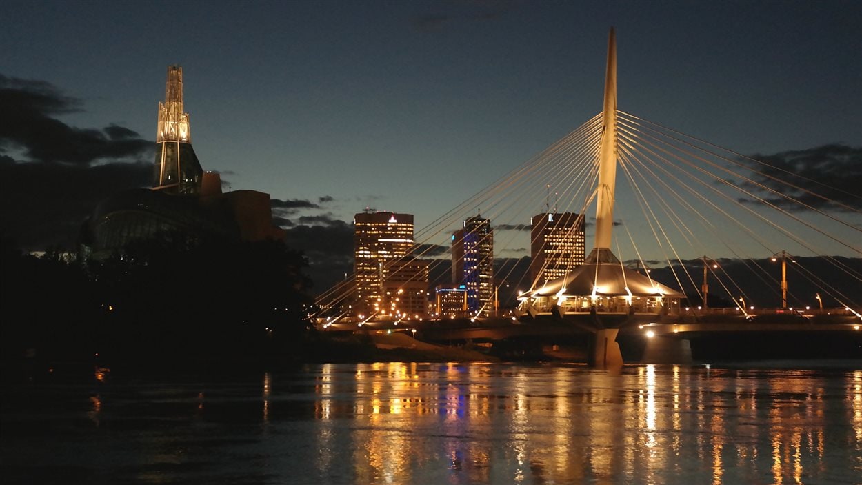 Le Musée canadien pour les droits de la personne (à gauche) et le pont Provencher (à droite) surplombant la rivière Rouge.