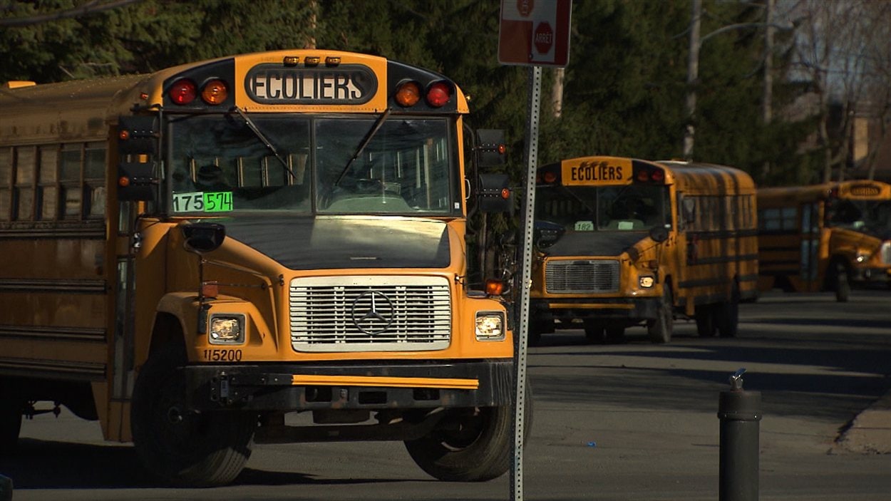 Des autobus scolaires au service du transport collectif