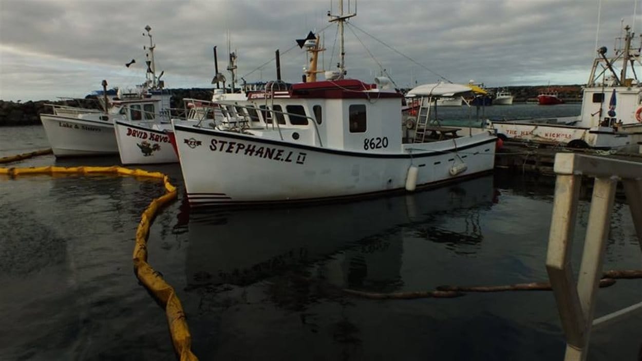 Le quai à Cap-aux-Meules avec des dispositions pour contenir le déversement de pétrole.