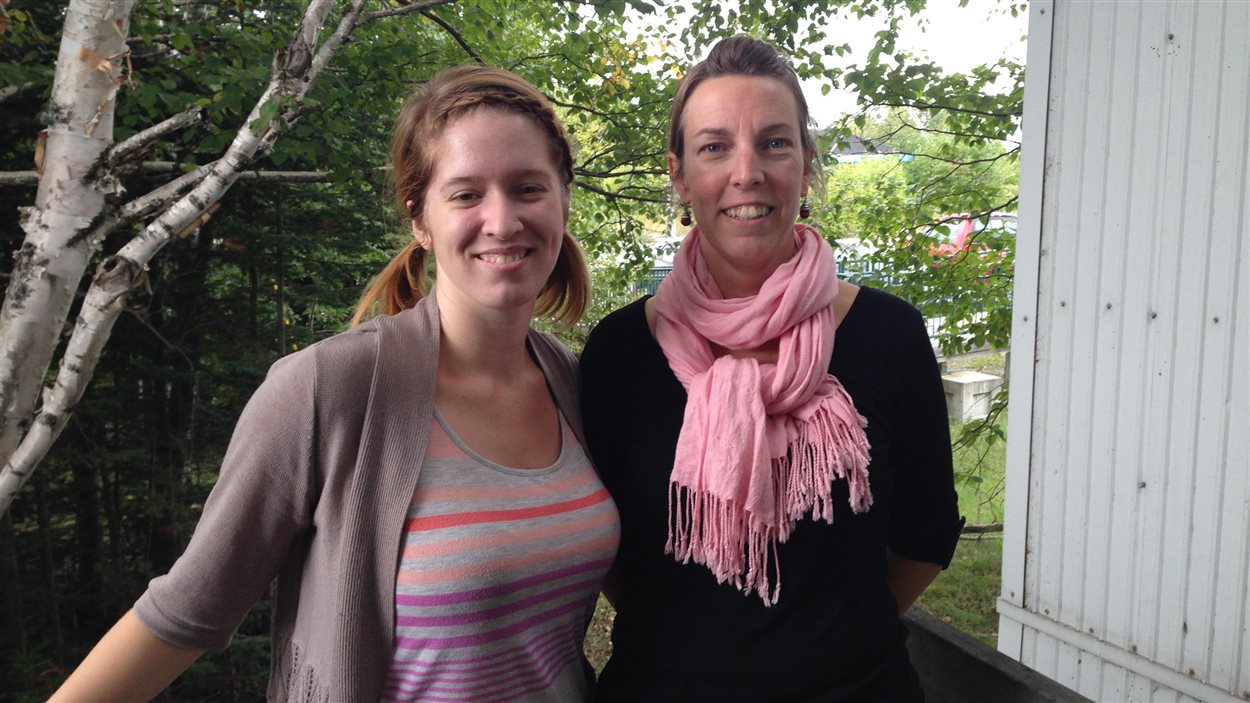 Bianca Bernier-Brassard et Cynthia Cousineau, étudiantes en travail social à l'UQAT.