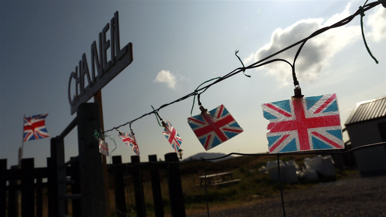 Des partisans du non s'affichent dans les îles Hébrides au large de l'Écosse.