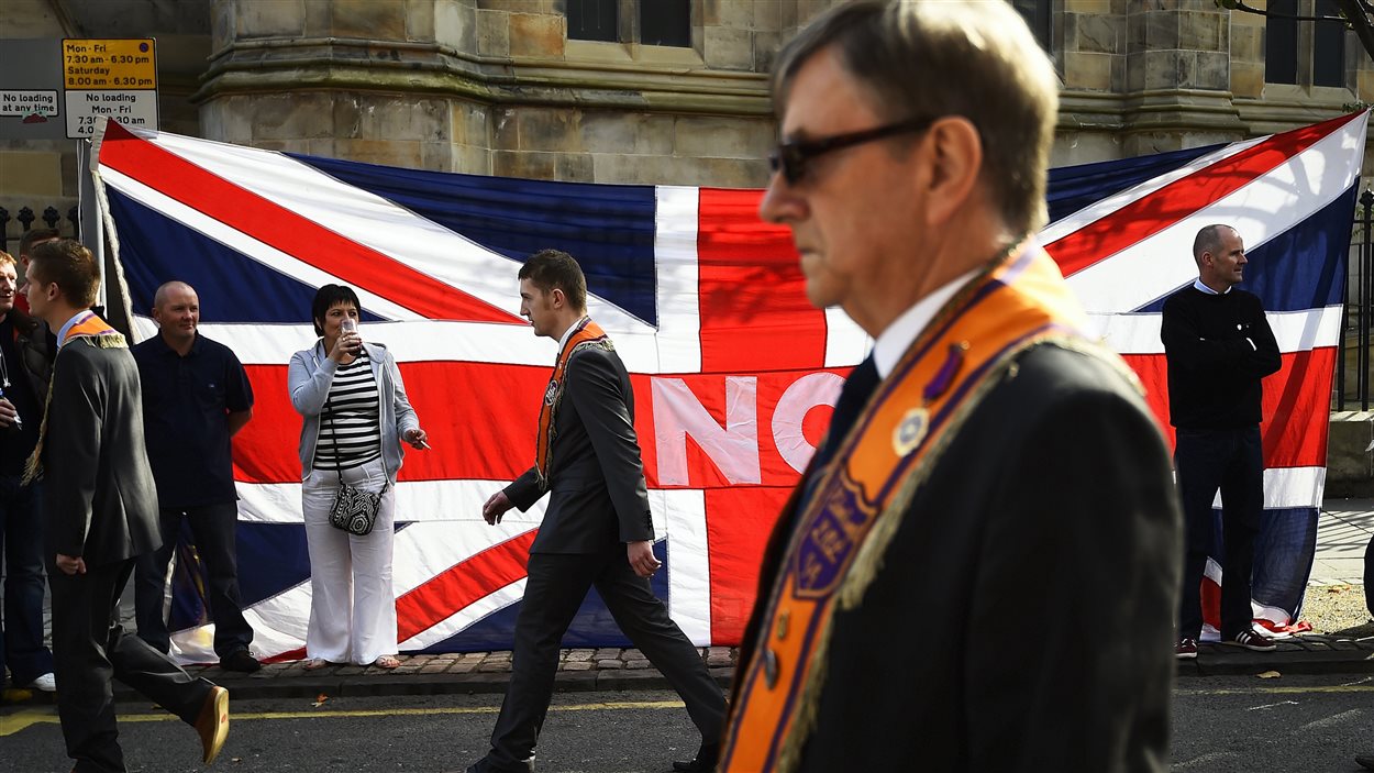 Marche d'unionistes dans les rues d'Édimbourg