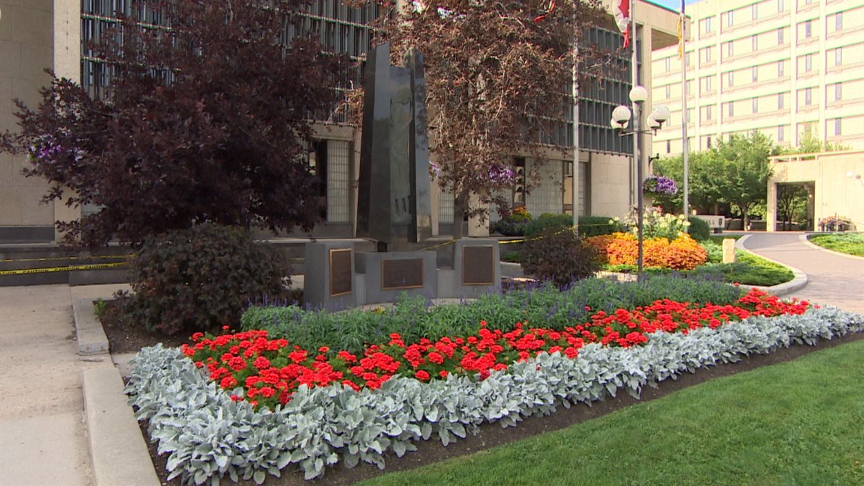 Un monument commémoratif sur la famine ukrainienne a été érigé près de l'hôtel de ville de Winnipeg en juin 1984. 