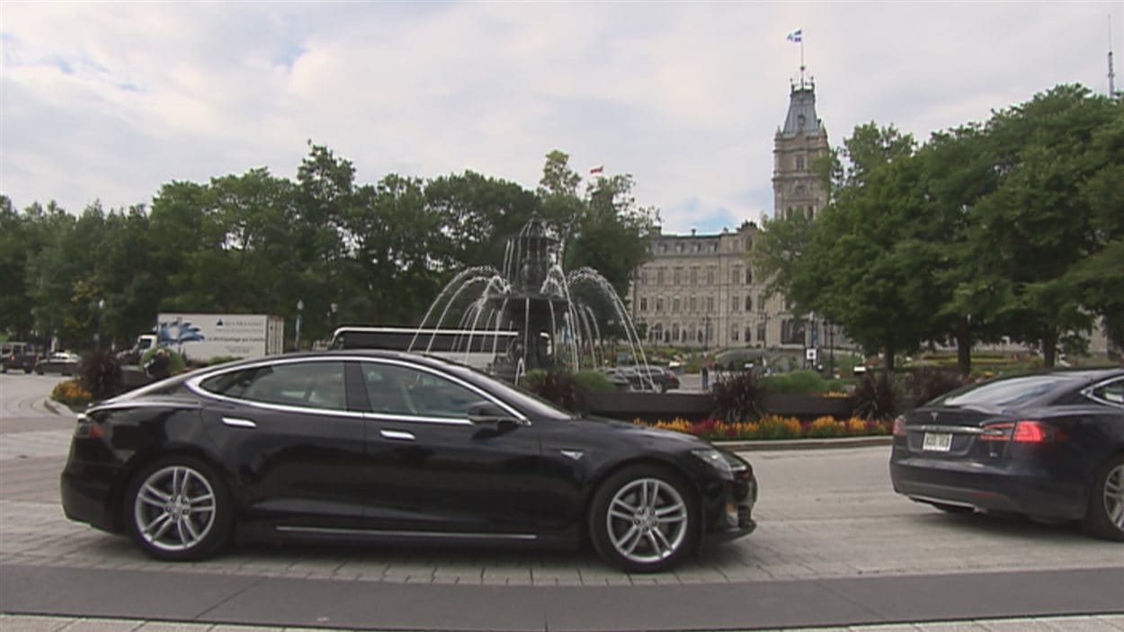 Les propriétaires de véhicules électriques ont roulé jusque devant l'Assemblée nationale ce matin.