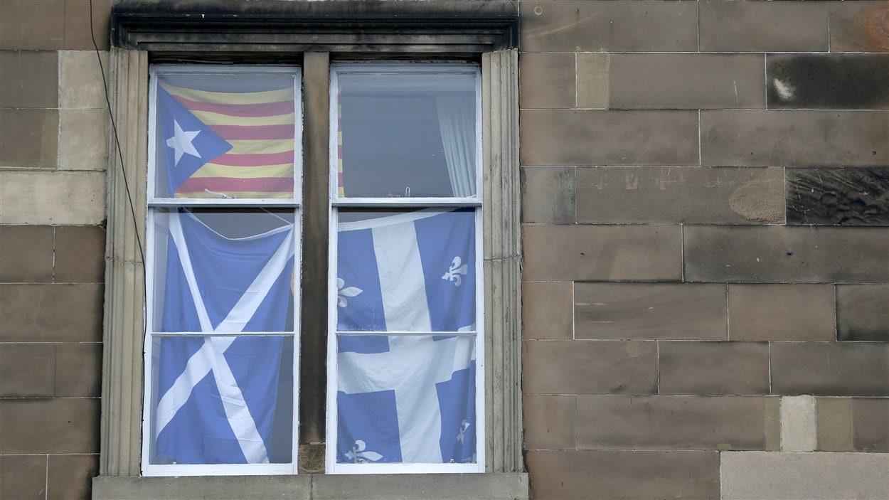 Drapeaux écossais, québécois et estelada, qui symbolise l'indépendance de la Catalogne