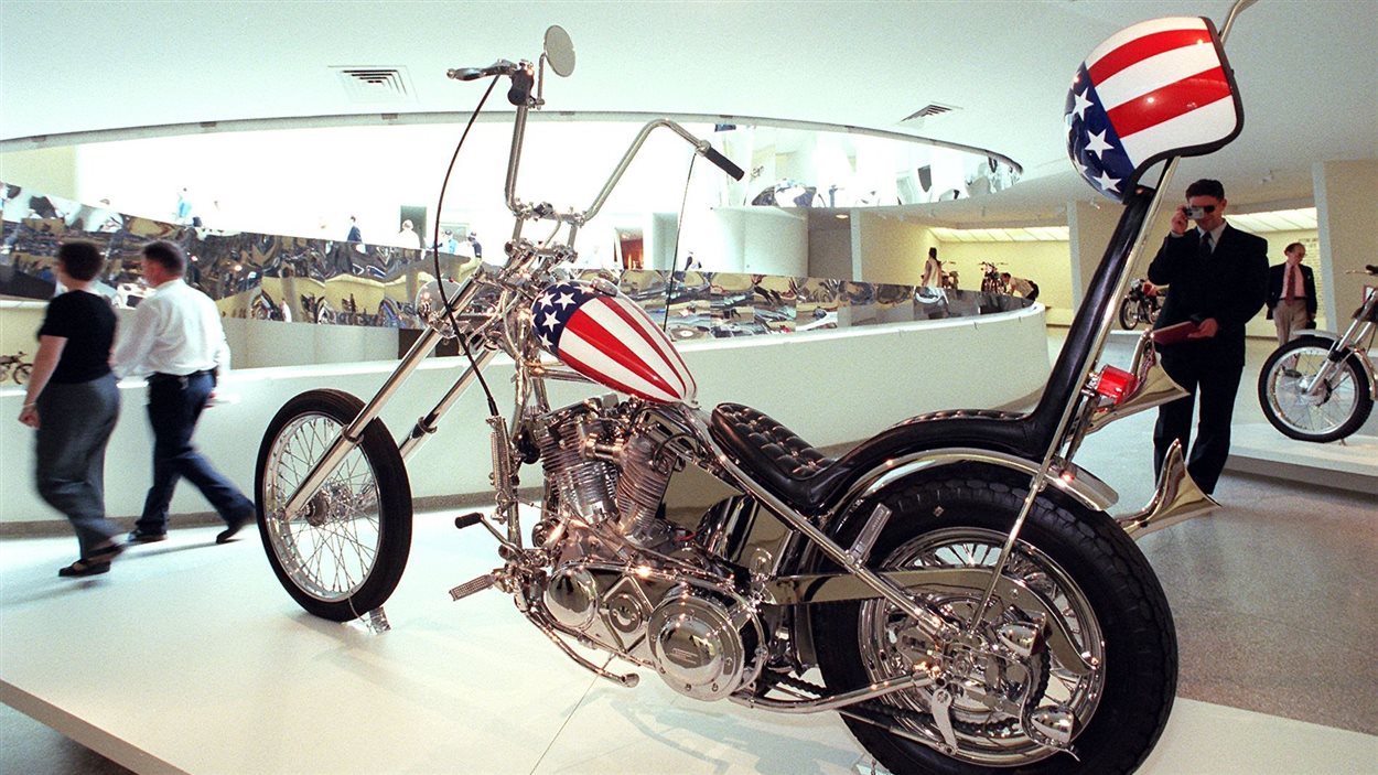 Cette Harley Davidson de 1993 est une réplique du modèle conduit par Peter Fonda dans le film de 1969 « Easy rider ».