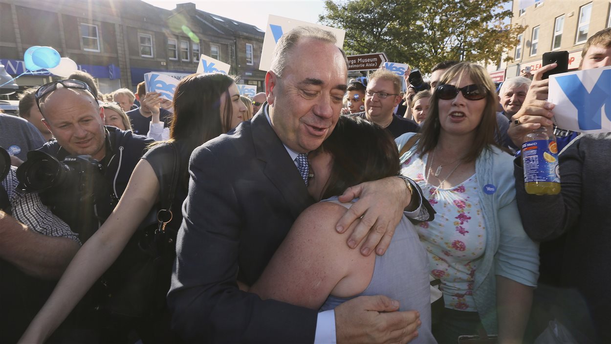 Le premier ministre écossais Alex Salmond serre dans ses bras une indépendantiste.