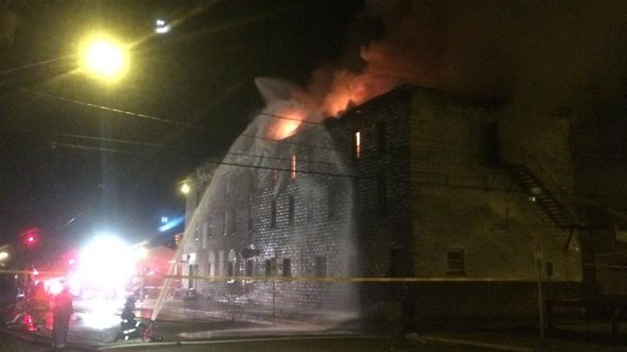 Un hôtel détruit par le feu à Dauphin au Manitoba RadioCanada