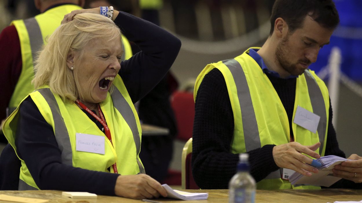 Une femme, qui participe au dépouillement des votes à Edimbourg, fatigue.