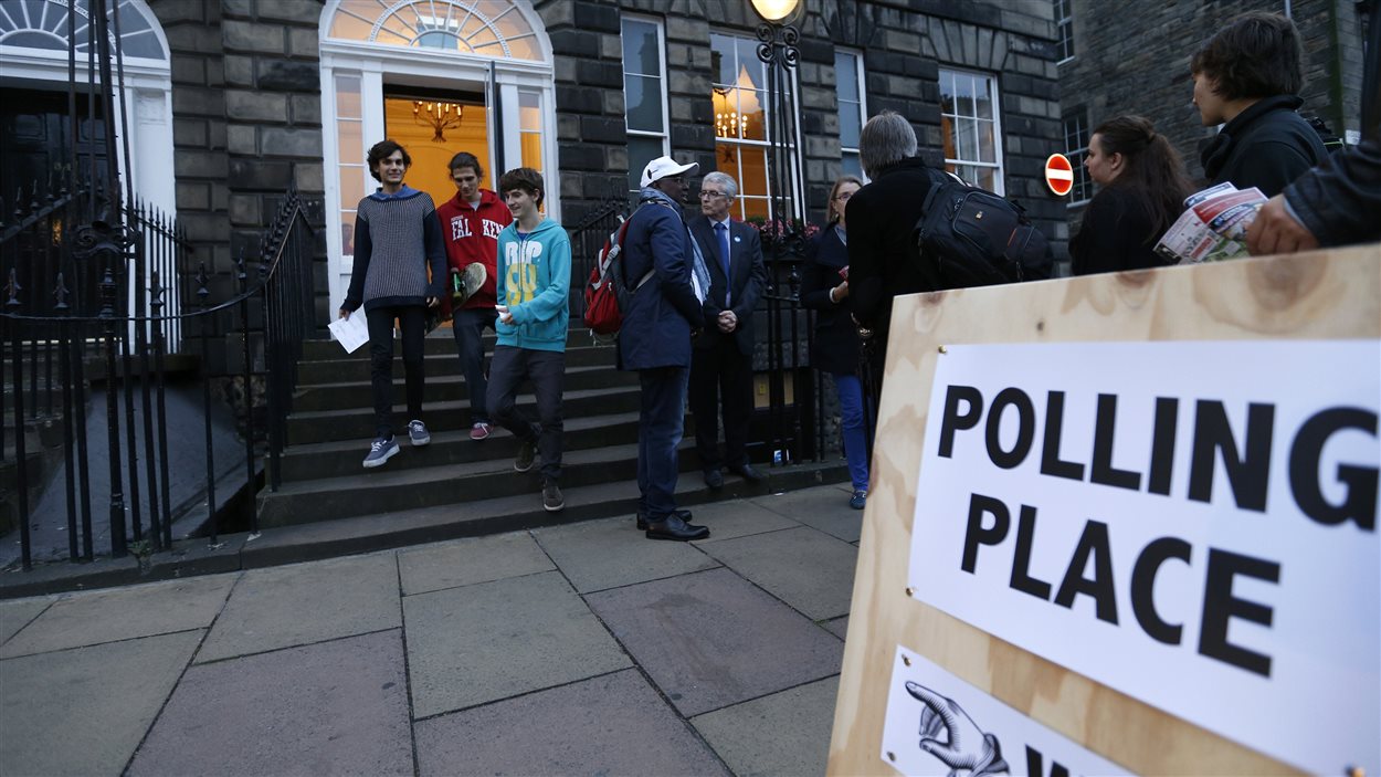 De jeunes électeurs sortent d'un bureau de vote à Édimbourg.