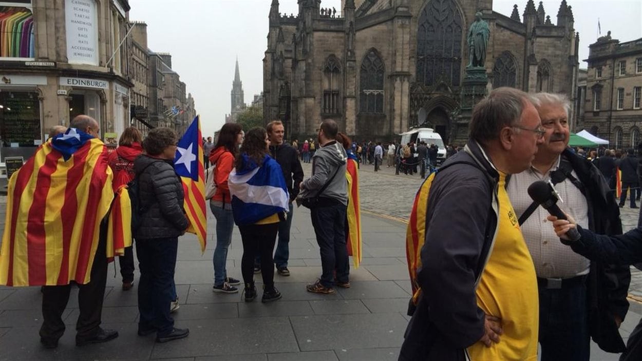 Des indépendantistes catalans profitent du référendum écossais pour afficher leurs couleurs.