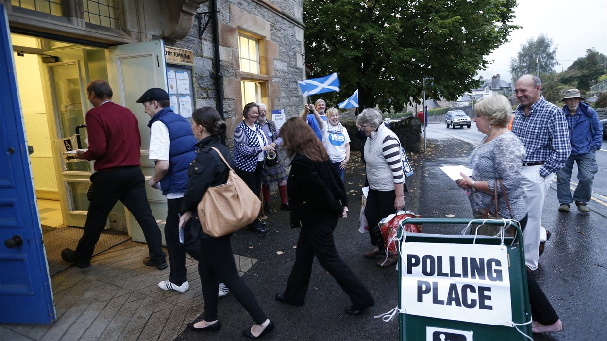 Des électeurs se rendent dans un bureau de vote de Pitlochry.