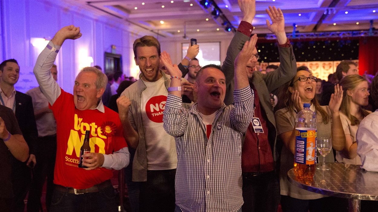 Des partisans du non à l'indépendance de l'Écosse se réjouissent des premiers résultats, dans un hôtel de Glasgow, tôt vendredi matin.