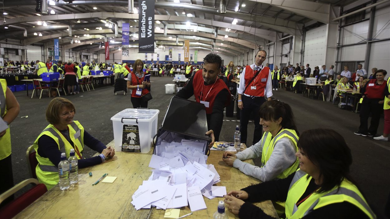 Dépouillement des boîtes de scrutin à Édimbourg, en Écosse, le 18 septembre