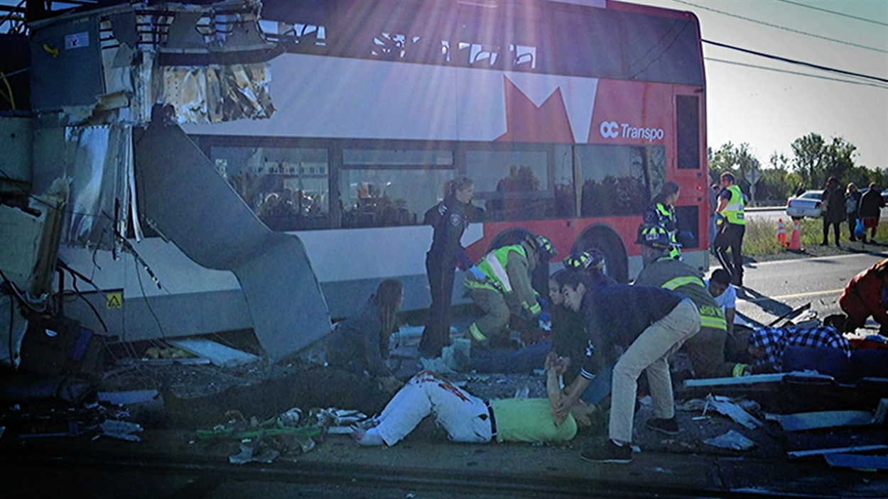 La collision du 18 septembre 2013 entre un autobus d'OC Transpo et un train de Via Rail a fait six morts et une trentaine de blessés (archives).