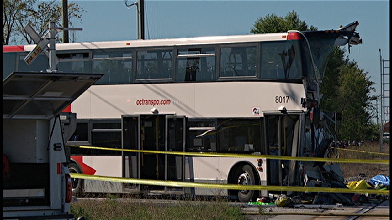 L'autobus d'OC Transpo a embouti un train de Via Rail le 18 septembre 2013, faisant six morts. (archives)