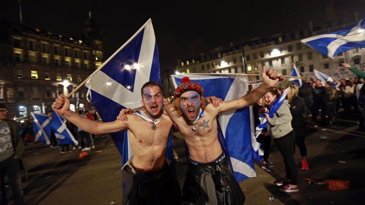 Des partisans du oui se sont rassemblés en soirée à Glasgow, en Écosse, dans l'attente du résultat du référendum.