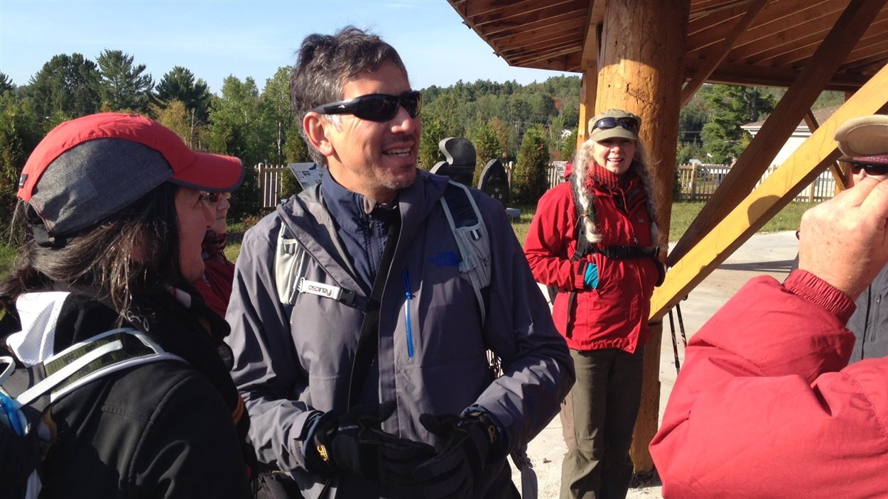 6000 km de marche pour le docteur Stanley Vollant | Radio-Canada