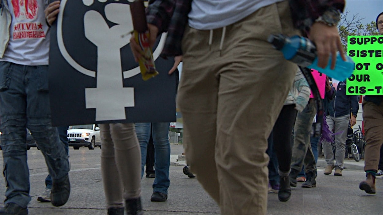 Plusieurs centaines de personnes ont marché dans les rues de Winnipeg jeudi soir pour dénoncer la violence.