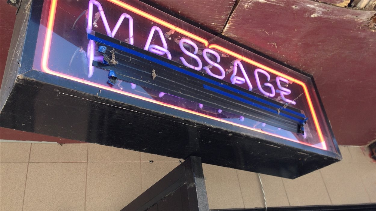 Salon de massage : un petit extra avec ça? | Comment encadrer la  prostitution? | Radio-Canada