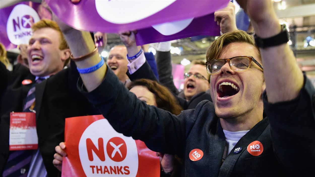 Des partisans du non à l'indépendance célèbrent leur victoire au lendemain du référendum en Écosse.
